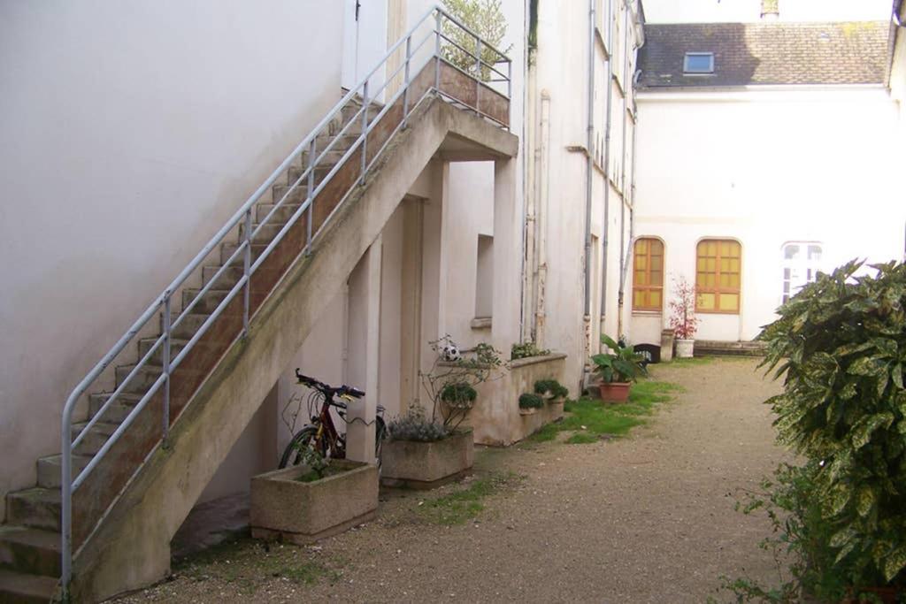 Charmant Studio Au Calme Tout Confort Dans Chateau Neo Gothique Proche Zenith Comet Orleans Parking Voiture Gratuit Wifi Haut Debit Rue Des Montees المظهر الخارجي الصورة