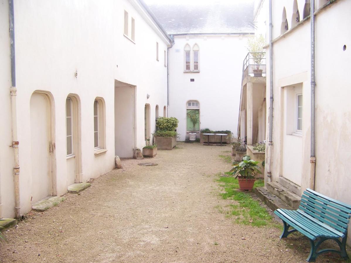 Charmant Studio Au Calme Tout Confort Dans Chateau Neo Gothique Proche Zenith Comet Orleans Parking Voiture Gratuit Wifi Haut Debit Rue Des Montees المظهر الخارجي الصورة