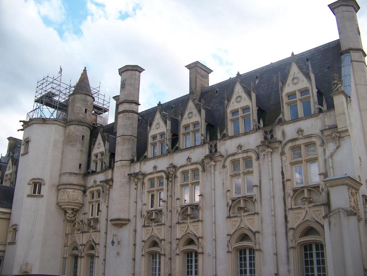 Charmant Studio Au Calme Tout Confort Dans Chateau Neo Gothique Proche Zenith Comet Orleans Parking Voiture Gratuit Wifi Haut Debit Rue Des Montees المظهر الخارجي الصورة